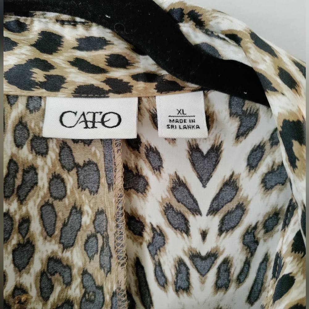 Cato's Cream and Brown Leopard Print Button Down Shirt Size XL Pre-owned. - Picture 2 of 8